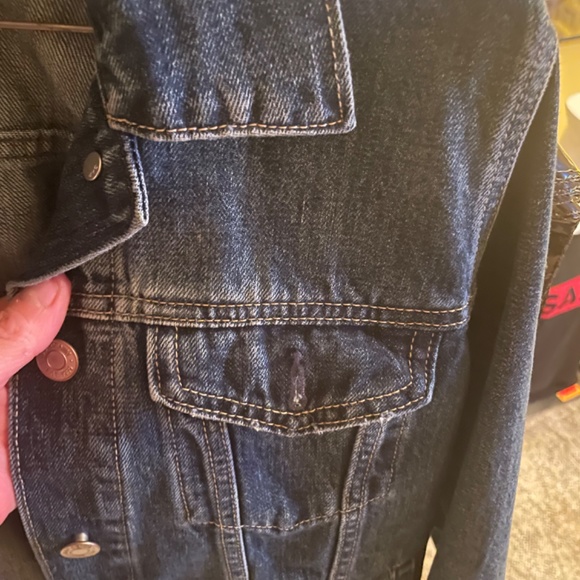 Gap- distressed down to waist denim jacket - Picture 10 of 11